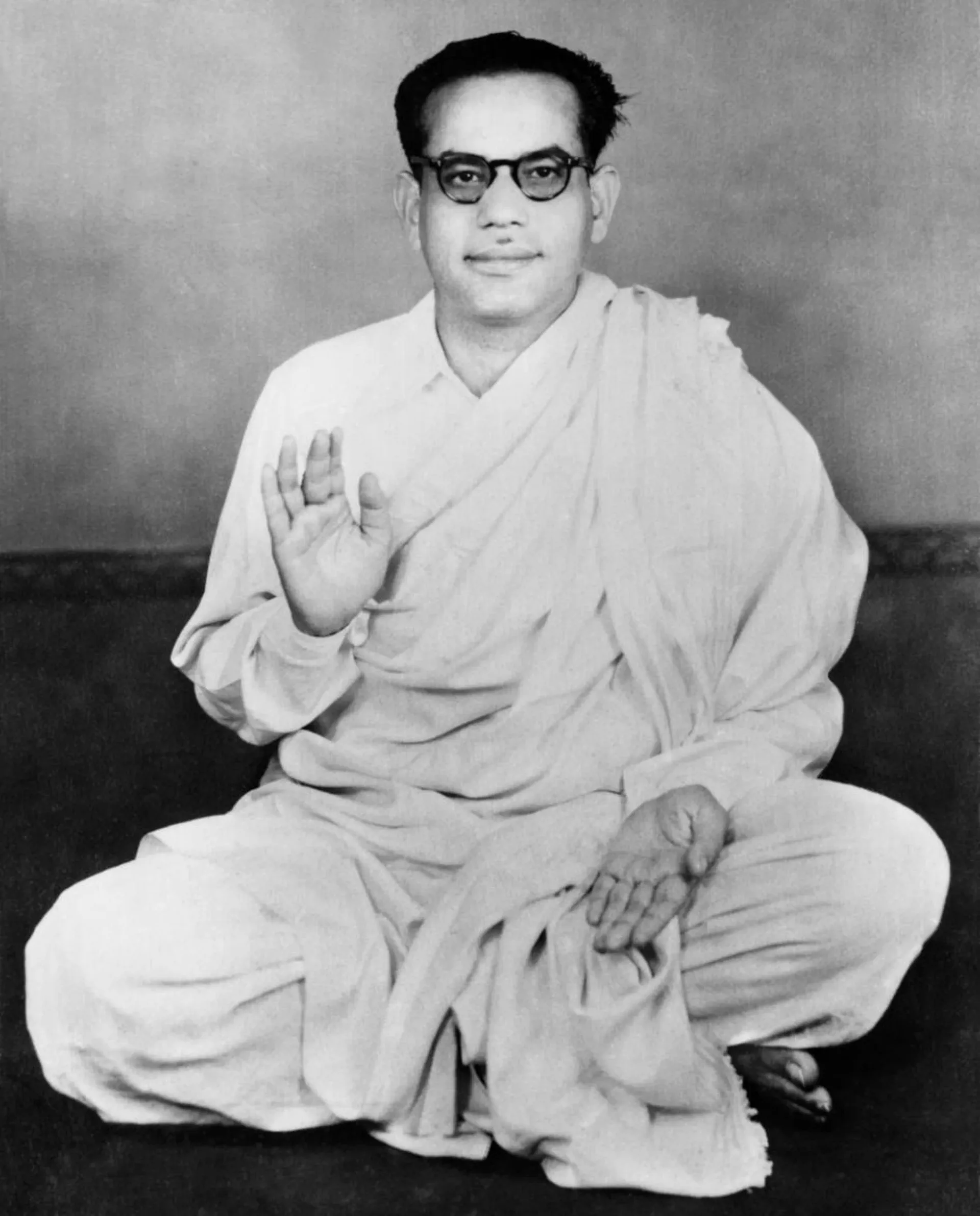 Shrii Shrii Anandamurti in lotus posture, varabhaya mudra
