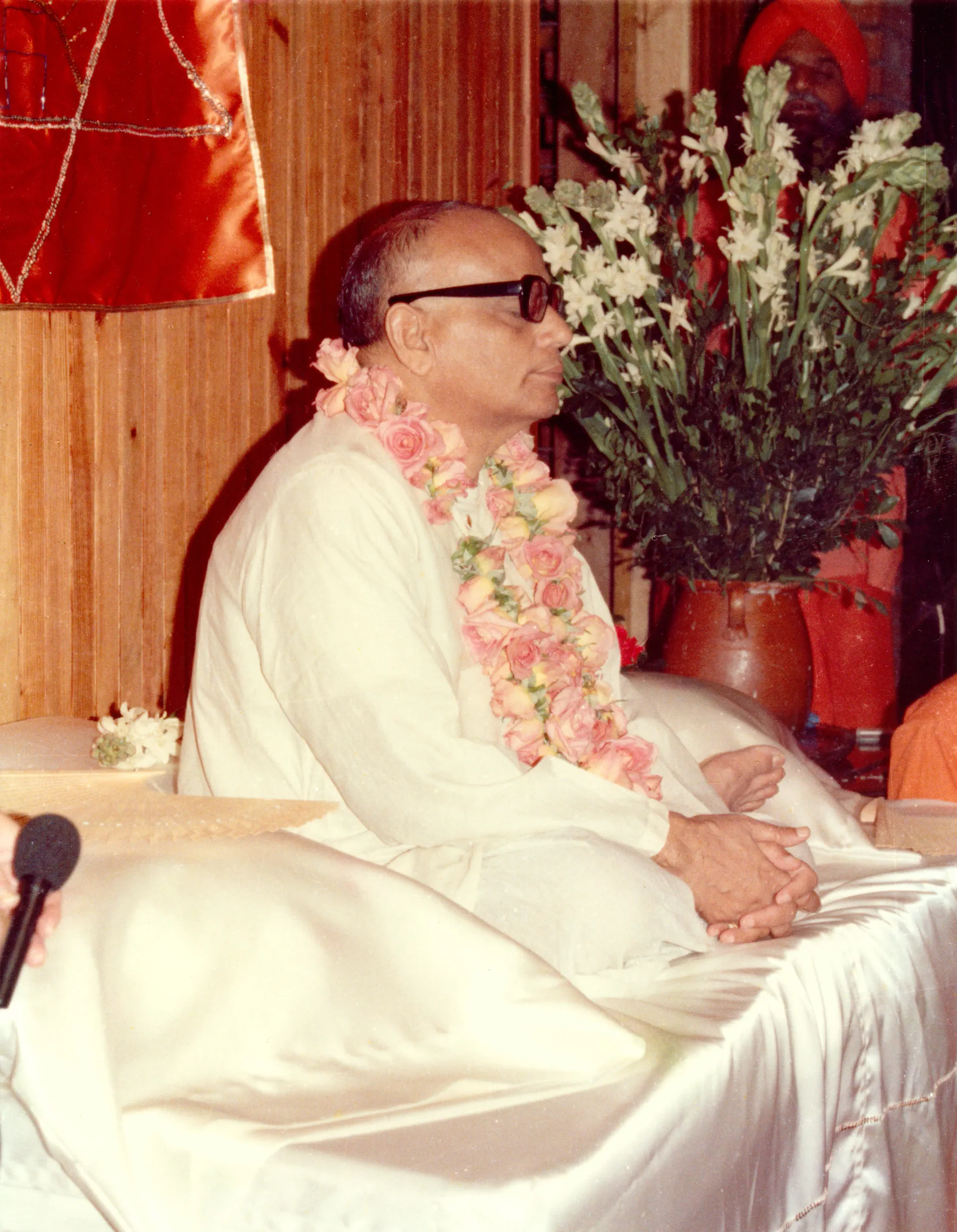 Shrii Shrii Anandamurti garlanded, in white
